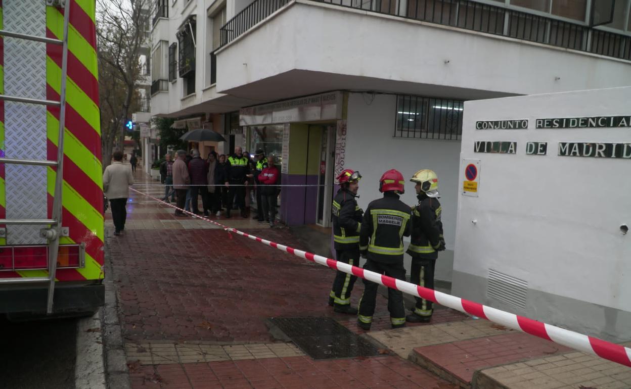 Los bomberos de Marbella, esta mañana, en calle San Bernabé. 