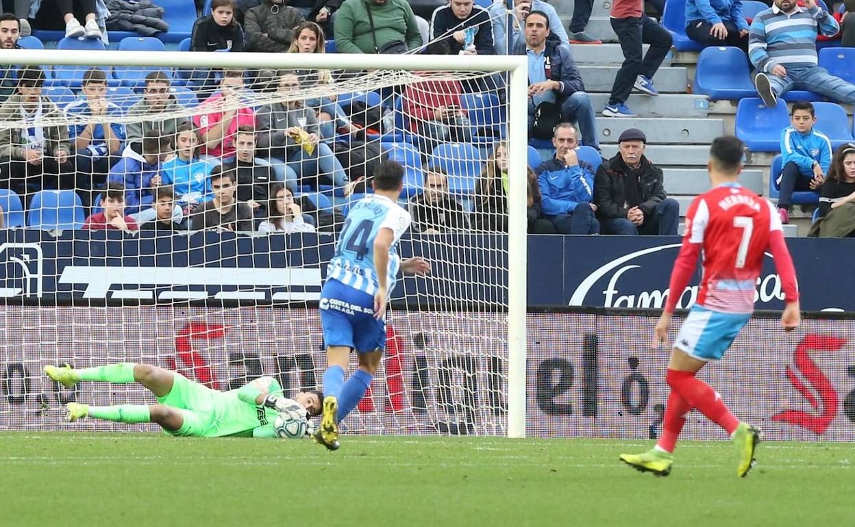 Munir ataja el balón en una jugada del Málaga 1-1 Lugo. 