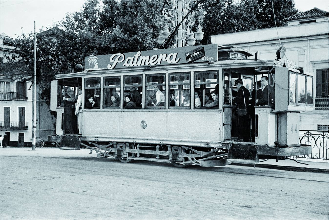 Tranvía de la línea Alameda-Huelin-Misericordia saliendo del puente de Tetuán y entrando en la Alameda. Noviembre, 1955 .