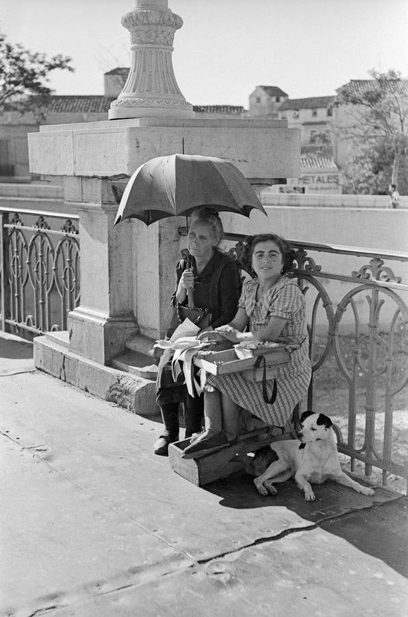 Puente de Tetúan, vendedoras de cigarrillos y cupones . Hacia 1955.