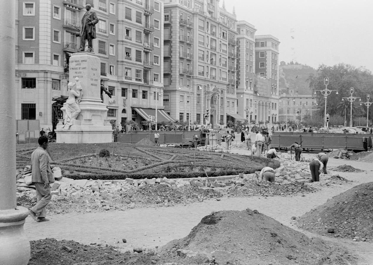 Obras de remodelación de la glorieta del Marqués de Larios. Abril, 1960.