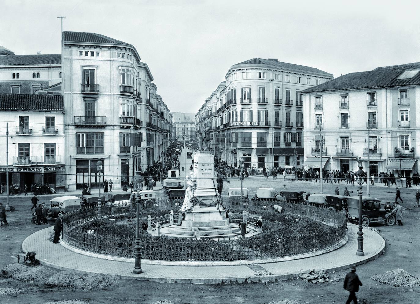 Monumento al marqués de Larios; al fondo, calle Larios, a su izquierda, primeras casas de la Alameda. Hacia 1920