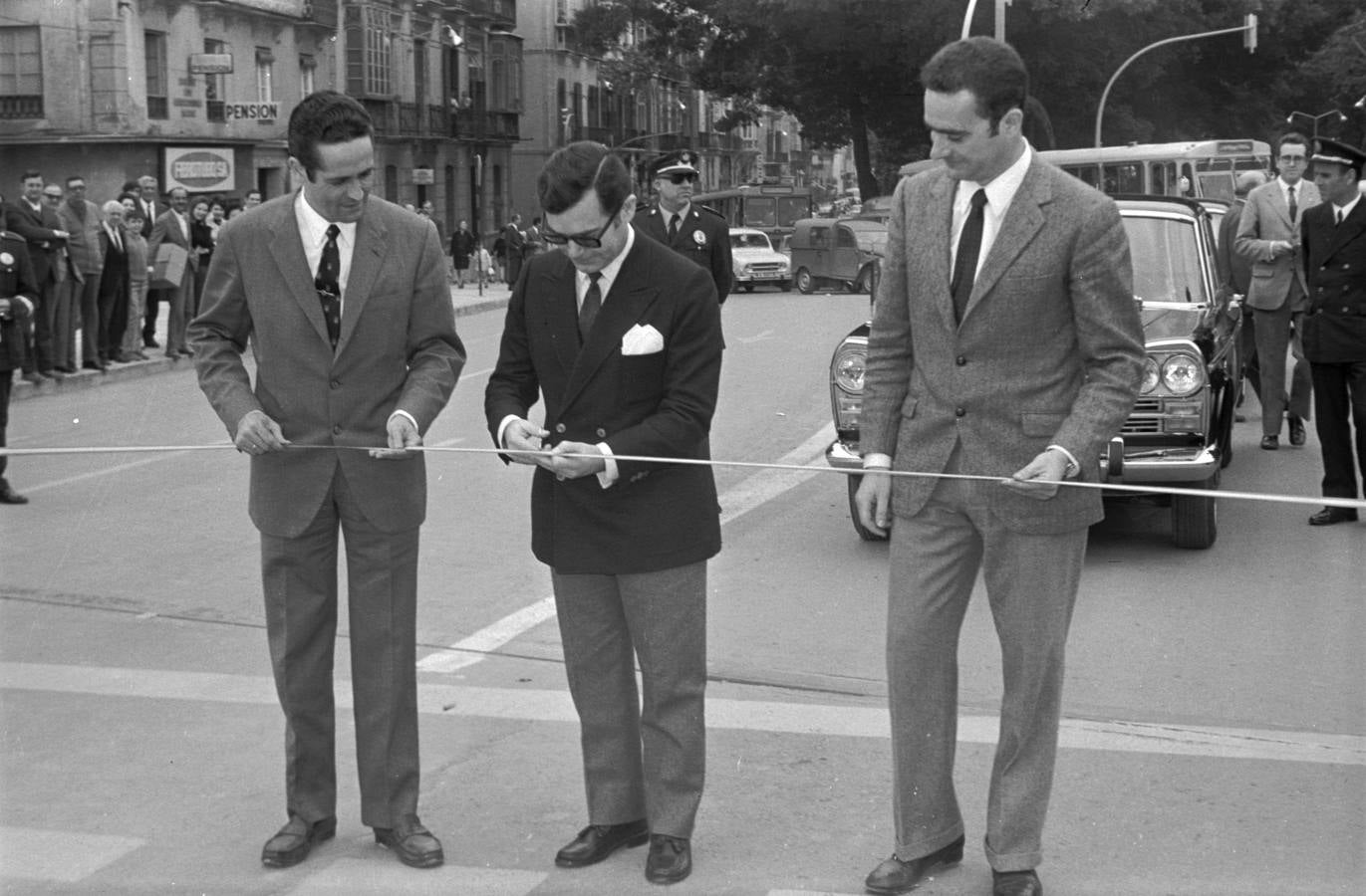 Inauguración de la prolongación de la Alameda. En el centro, Víctor Arroyo, gobernador civil; derecha, Francisco de la Torre, presidente de Diputación; izquierda, Cayetano Utrera, alcalde de Málaga. Mayo, 1971.