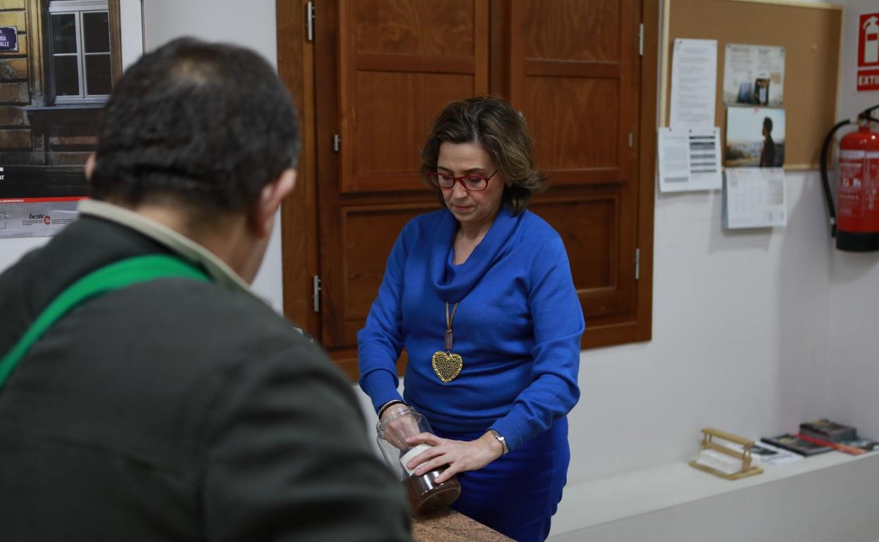 Rosario Muñoz prepara un café un día de voluntaria en el centro de Calor y Café. 