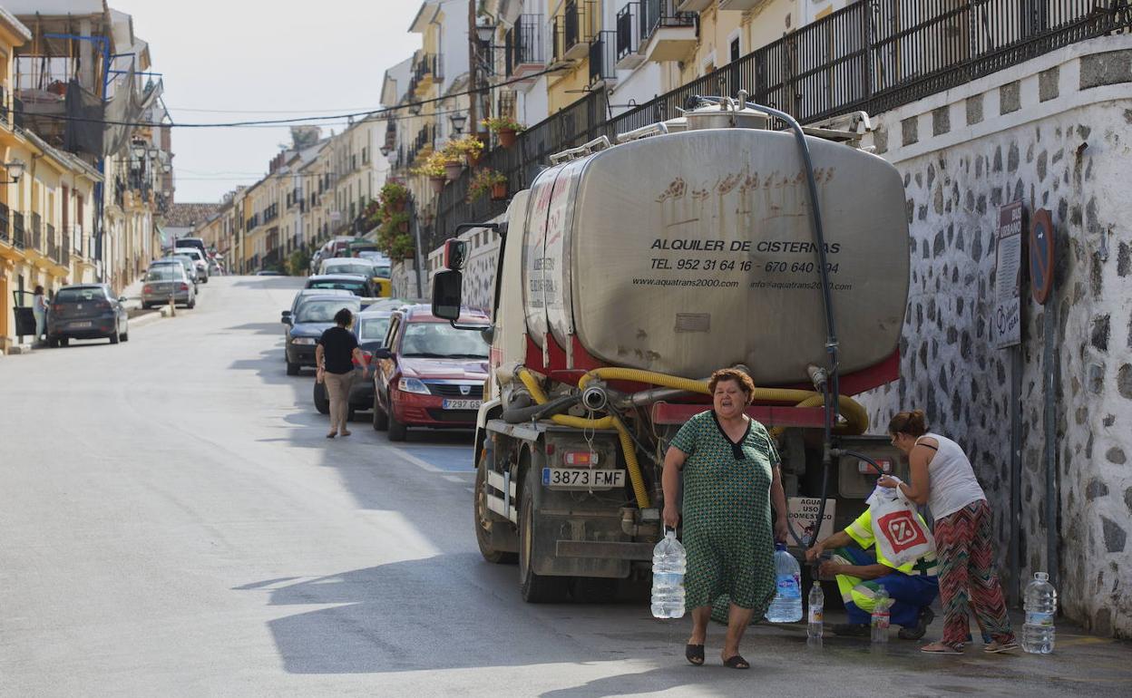 Camiones cisterna abasteciendo agua potable en Archidona durante el mes de agosto de 2017. 