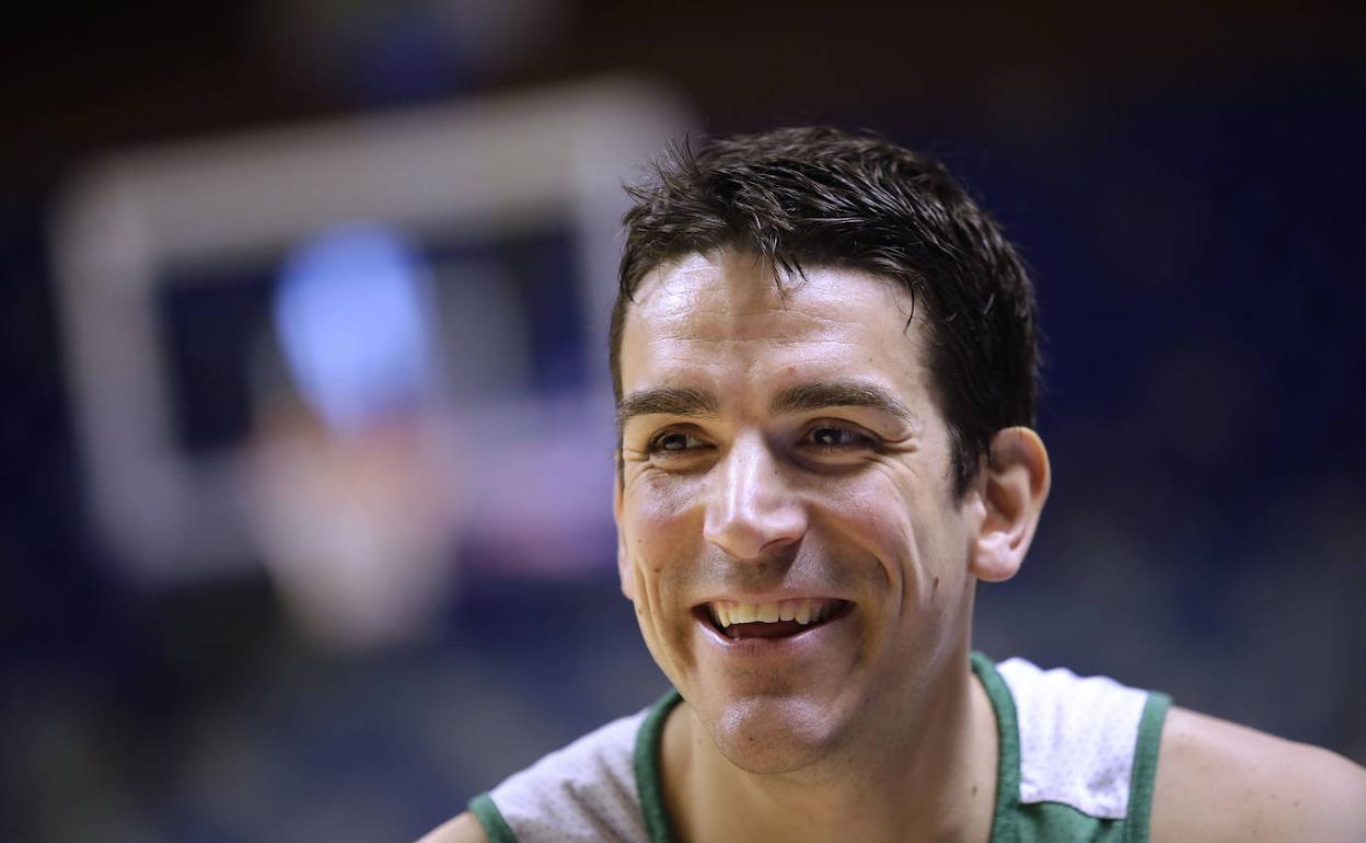 Carlos Suárez, sonriente con la camiseta del Unicaja. 