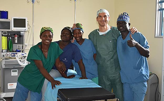 César Ramírez, con personal local.