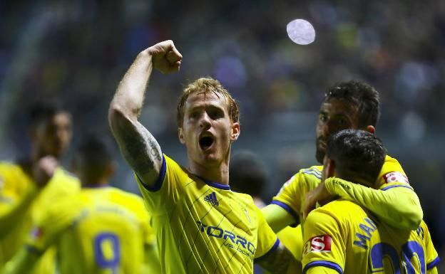 Álex Fernández celebra un gol del Cádiz, líder de Segunda. 