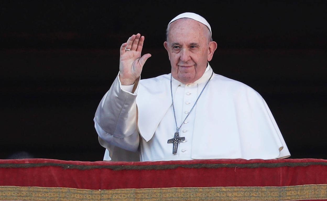 El papa Francisco hace un gesto antes de dar su mensaje del día de Navidad 'Urbi et Orbi'.