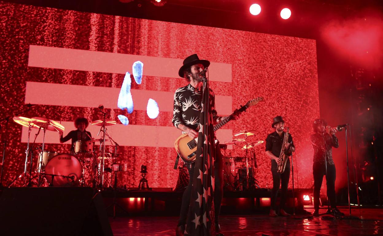 Leiva, durante el concierto de anoche en el Palacio de Ferias y Congresos de Málaga. 