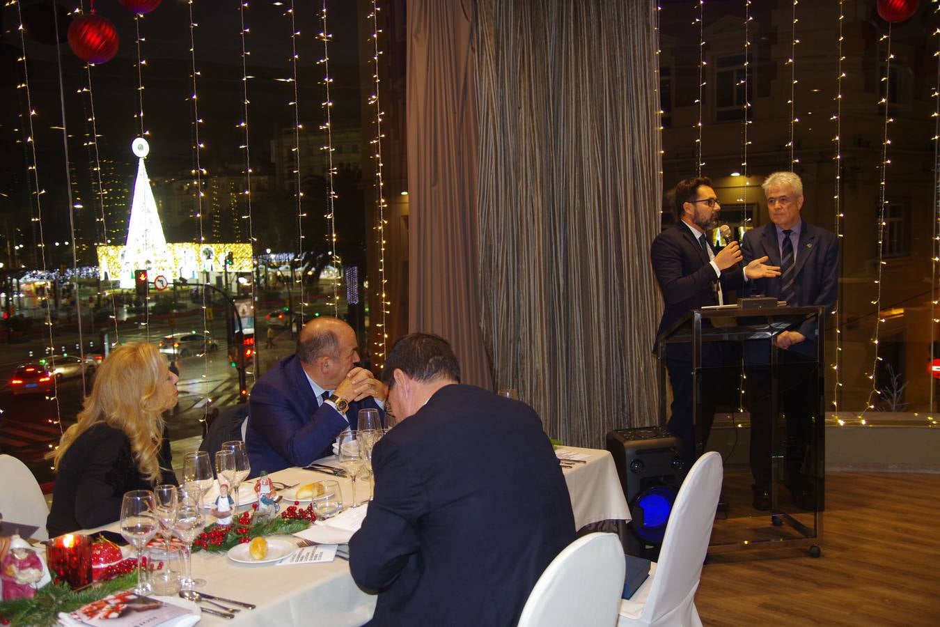 La Asociación para la Investigación Oncológica de Málaga (AIOM) celebró el pasado viernes su tradicional cena de Navidad para recaudar fondos. En el acto se presentó a la nueva junta directiva de la asociación, tras el relevo en la presidencia al cumplirse los cinco años de mandato de Pedro Luis Gómez, quien ha pasado a ser presidente de honor, mientras que el doctor Emilio Alba es el nuevo presidente