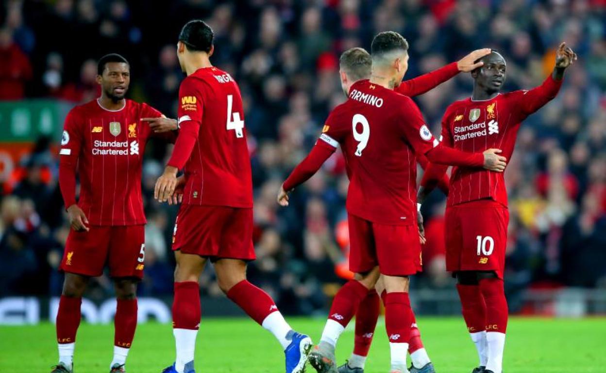 Los jugadores del Liverpool celebran el gol de Mané.