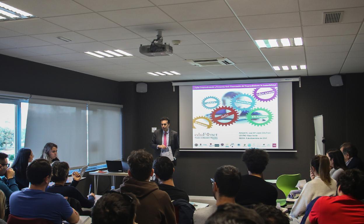 Un momento de la sesión informativa que se desarrolló en la escuela de Industriales de la UMA. 
