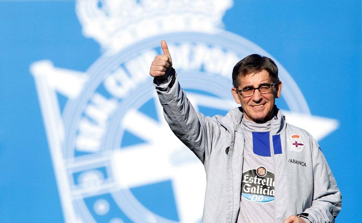 Fernando Vázquez, nuevo entrenador del Deportivo, en el entrenamiento de este lunes. 