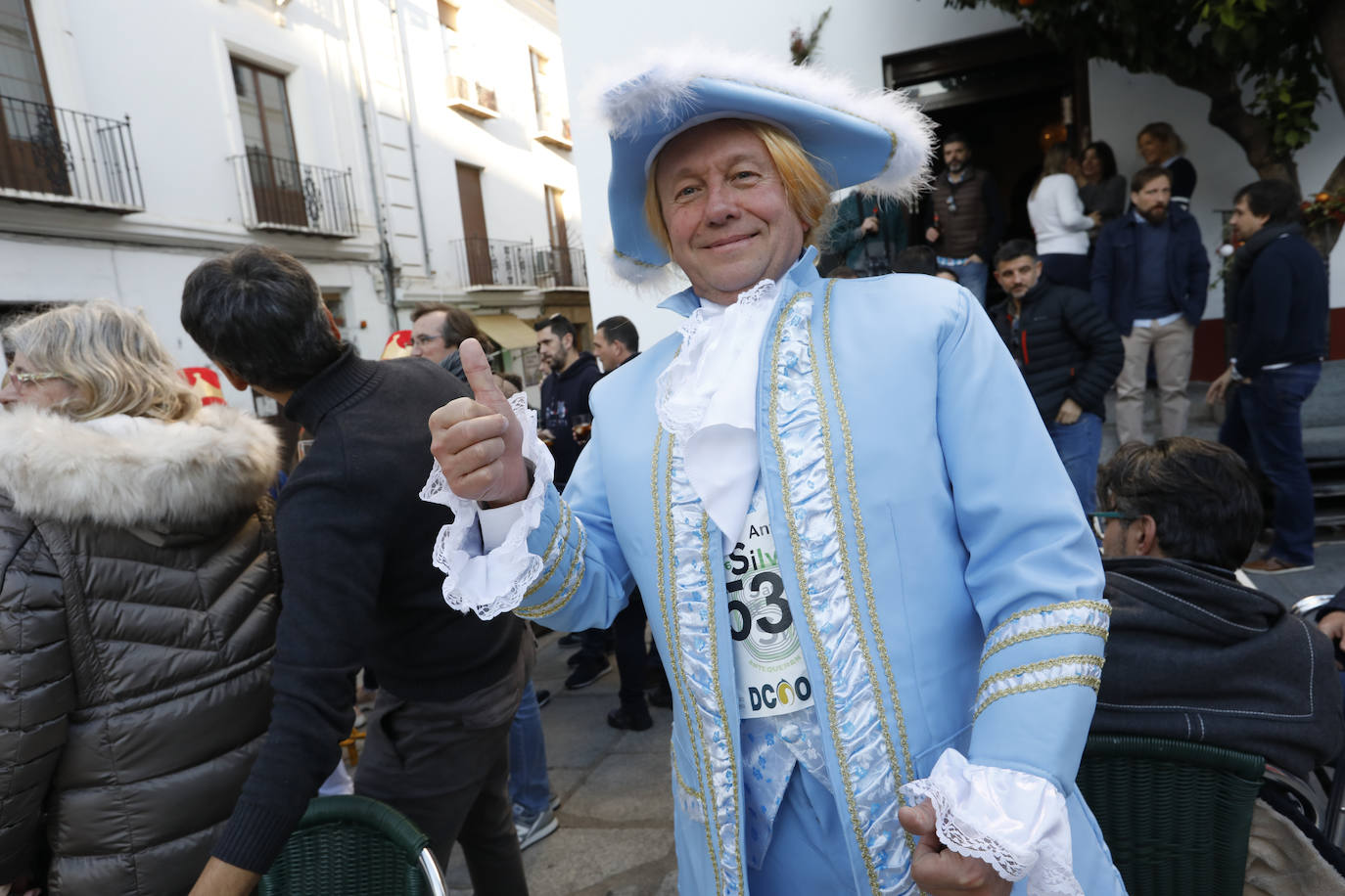 Disfrazados y en familia o con amigos, las calles se llenaron instantes antes de las campanadas de Canal Sur