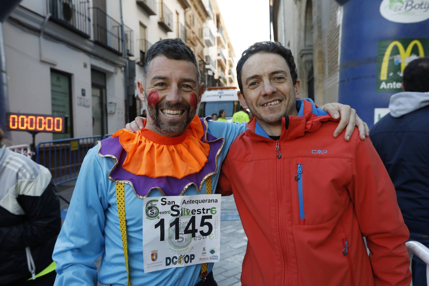 Disfrazados y en familia o con amigos, las calles se llenaron instantes antes de las campanadas de Canal Sur