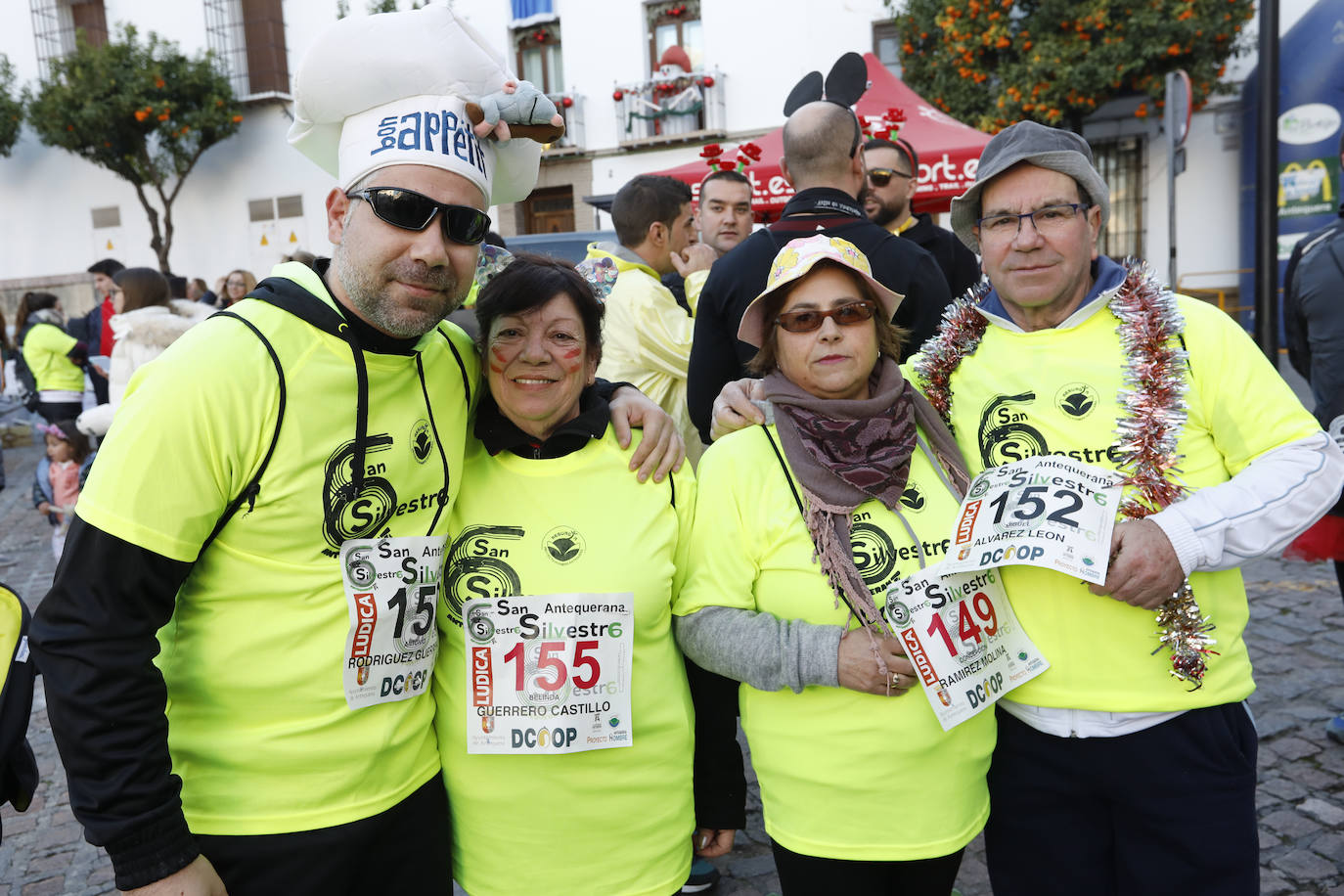 Disfrazados y en familia o con amigos, las calles se llenaron instantes antes de las campanadas de Canal Sur