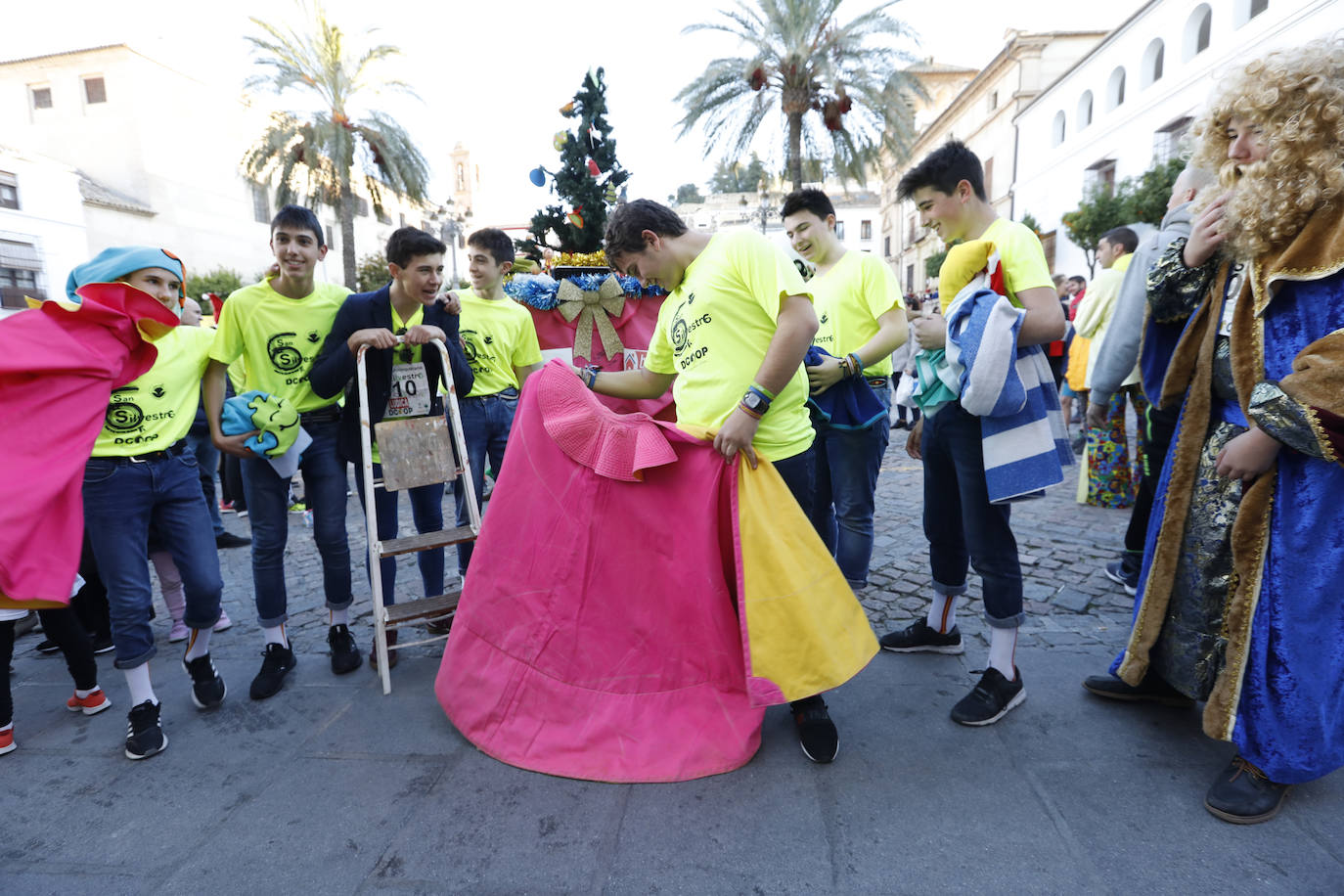 Disfrazados y en familia o con amigos, las calles se llenaron instantes antes de las campanadas de Canal Sur