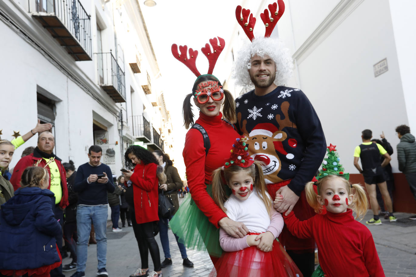 Disfrazados y en familia o con amigos, las calles se llenaron instantes antes de las campanadas de Canal Sur