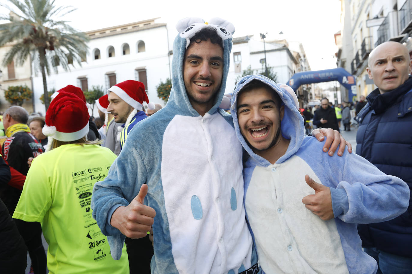 Disfrazados y en familia o con amigos, las calles se llenaron instantes antes de las campanadas de Canal Sur