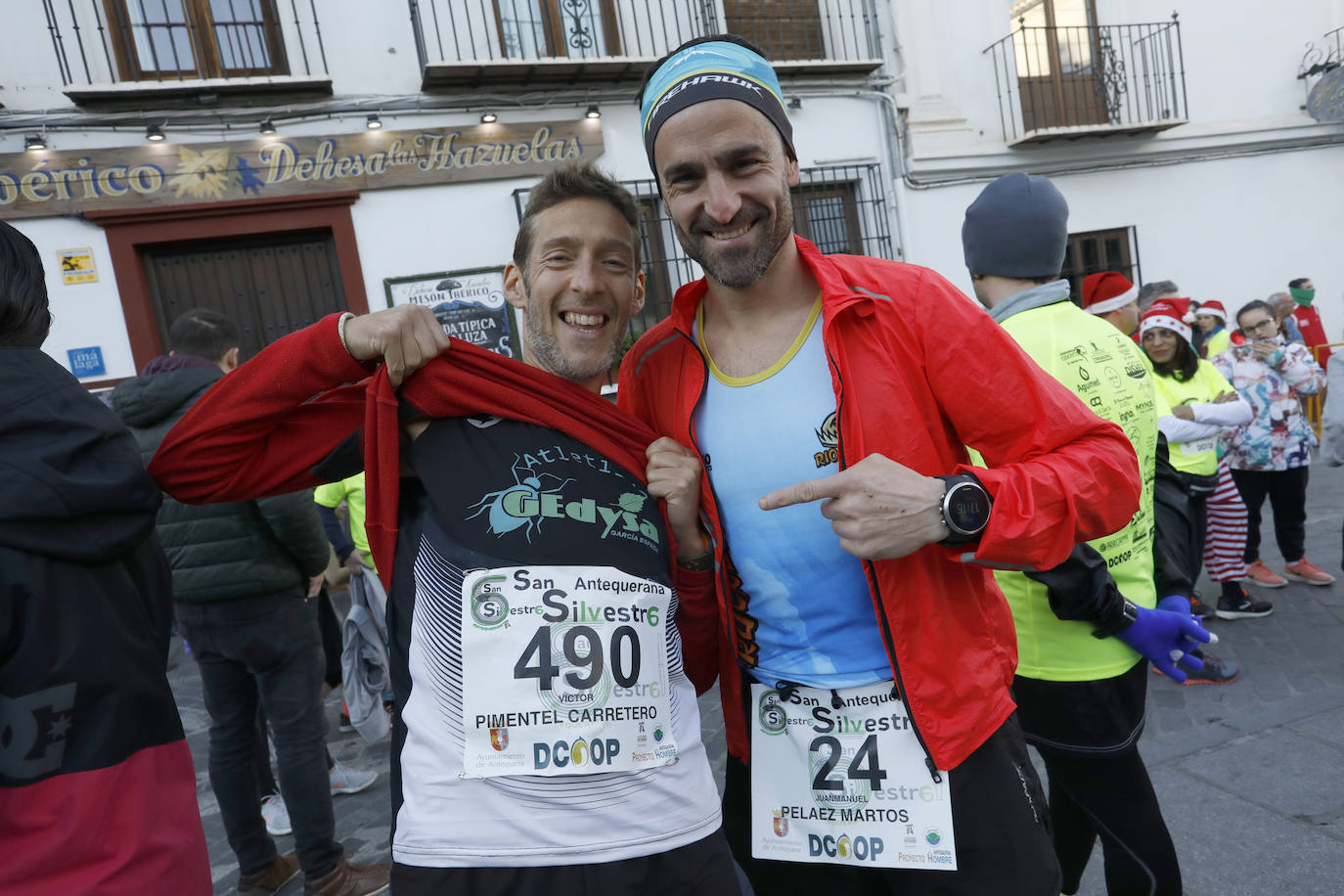 Disfrazados y en familia o con amigos, las calles se llenaron instantes antes de las campanadas de Canal Sur