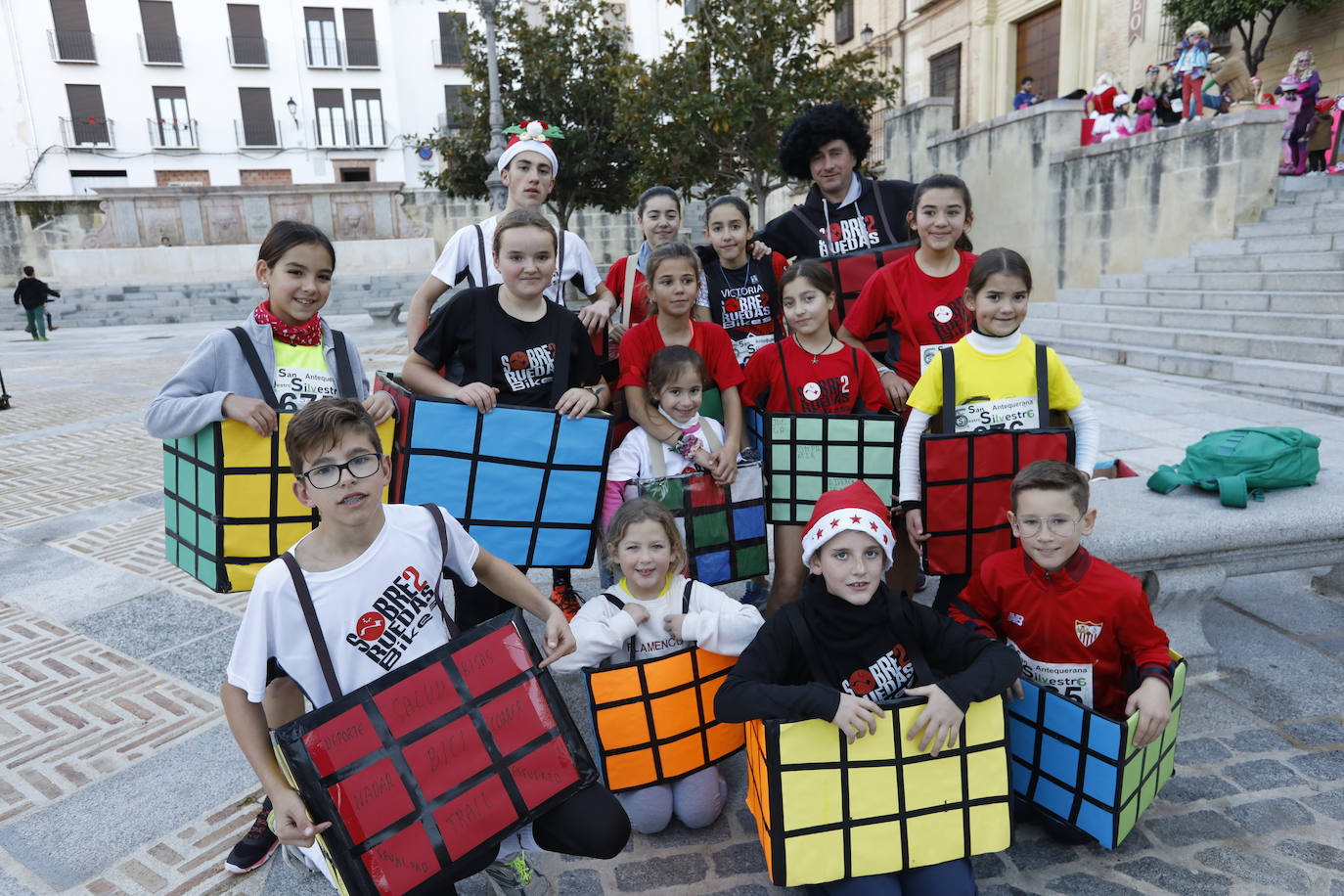 Disfrazados y en familia o con amigos, las calles se llenaron instantes antes de las campanadas de Canal Sur