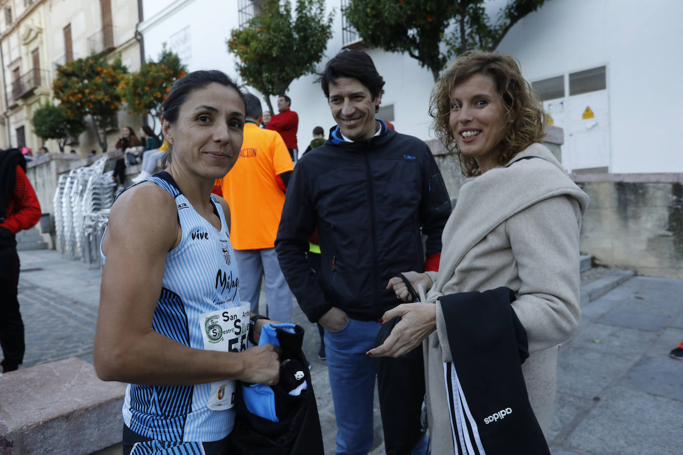 Disfrazados y en familia o con amigos, las calles se llenaron instantes antes de las campanadas de Canal Sur