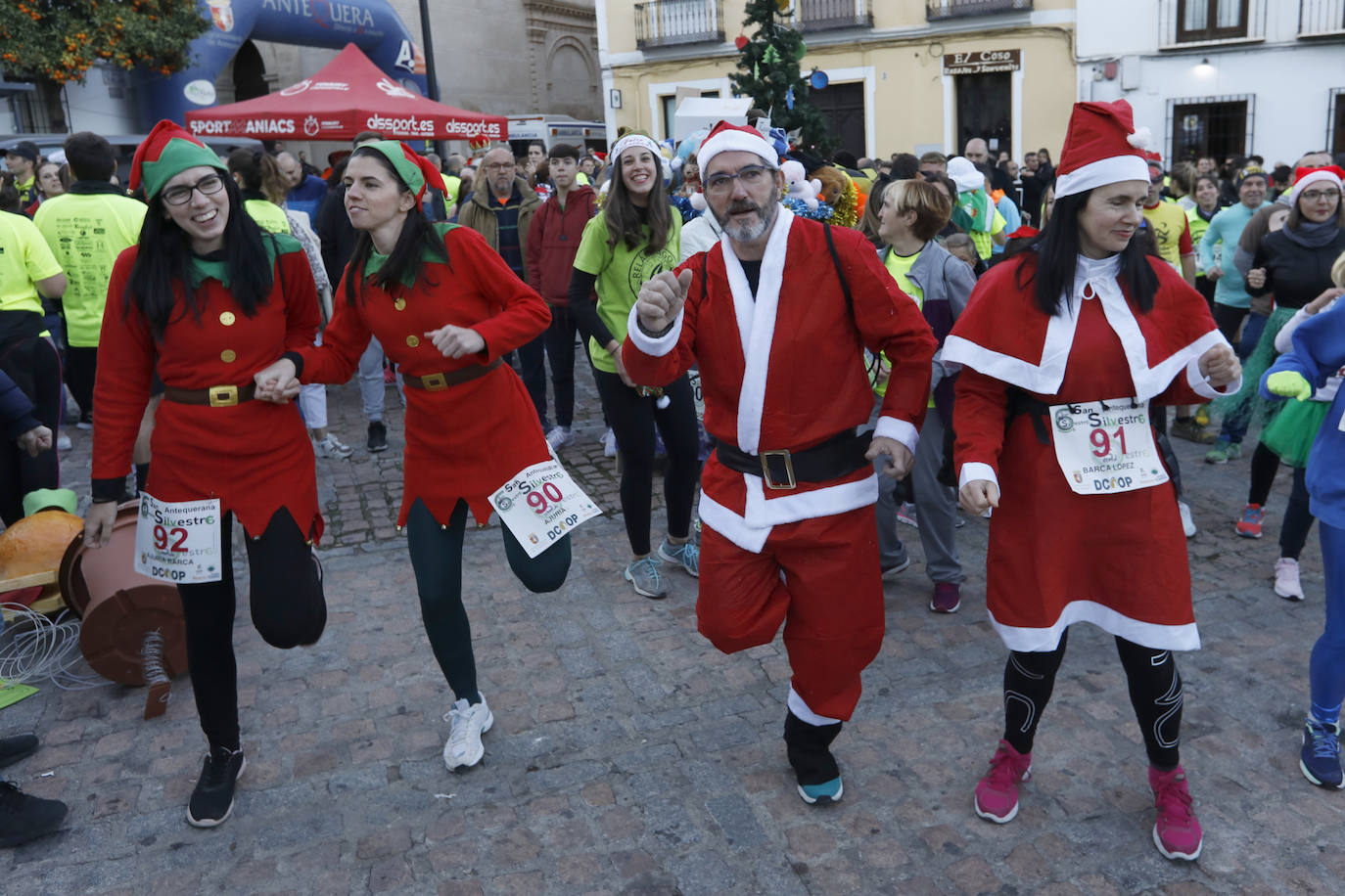 Disfrazados y en familia o con amigos, las calles se llenaron instantes antes de las campanadas de Canal Sur