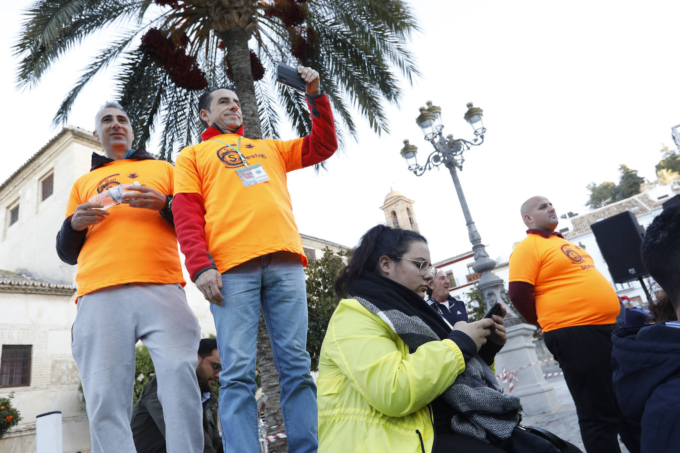 Disfrazados y en familia o con amigos, las calles se llenaron instantes antes de las campanadas de Canal Sur