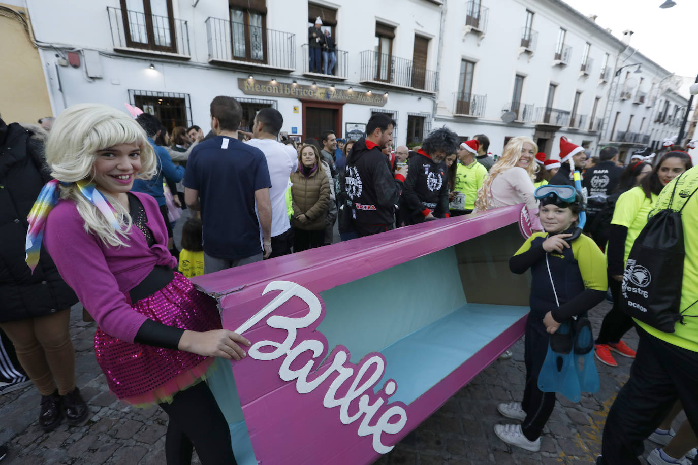 Disfrazados y en familia o con amigos, las calles se llenaron instantes antes de las campanadas de Canal Sur