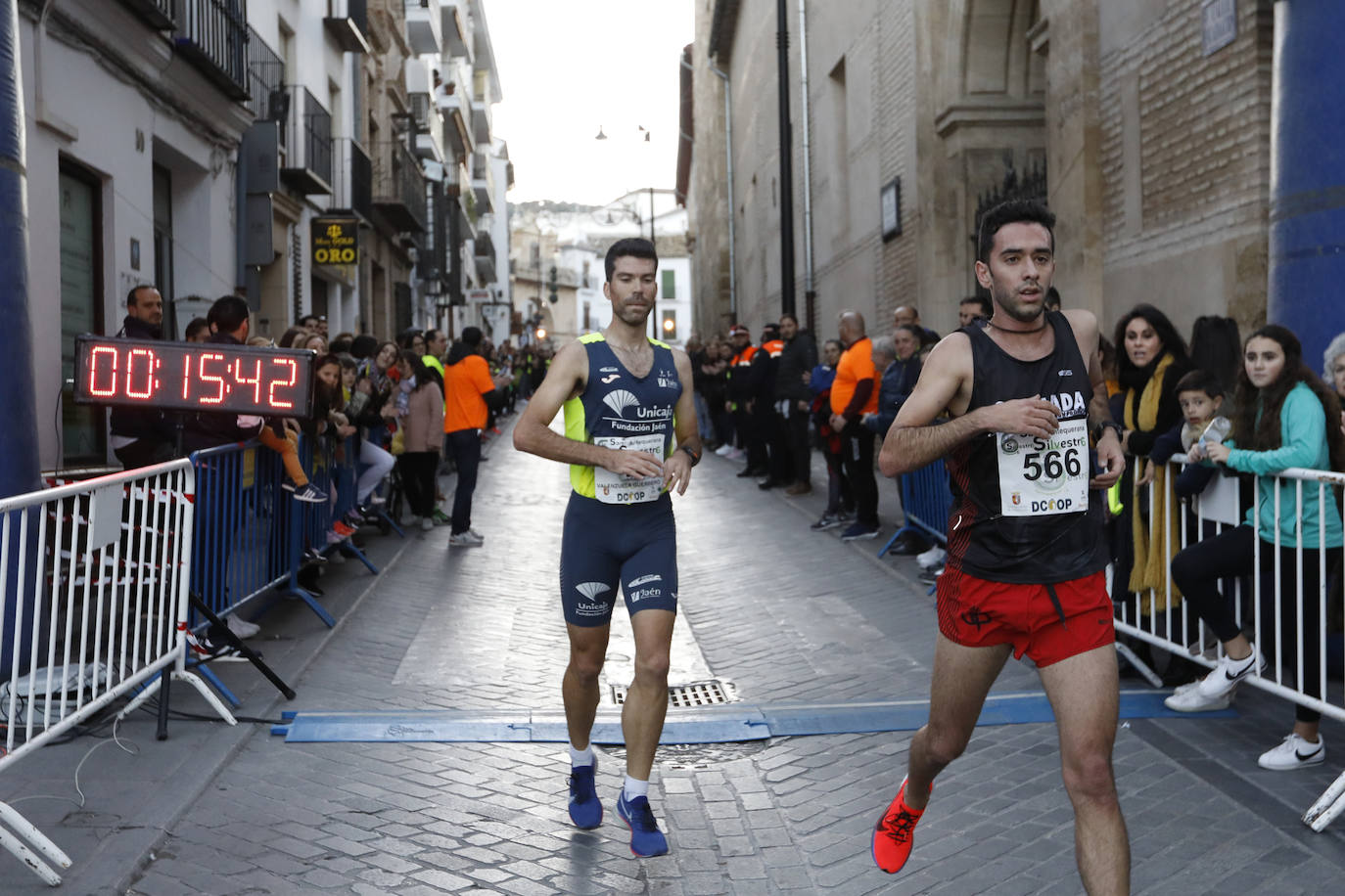 Disfrazados y en familia o con amigos, las calles se llenaron instantes antes de las campanadas de Canal Sur