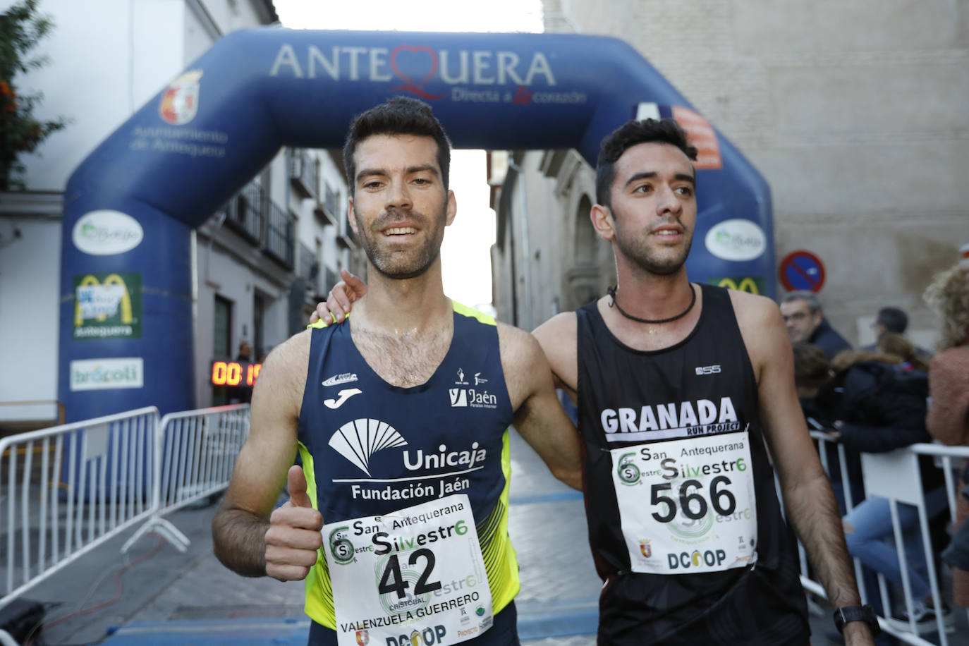 Disfrazados y en familia o con amigos, las calles se llenaron instantes antes de las campanadas de Canal Sur