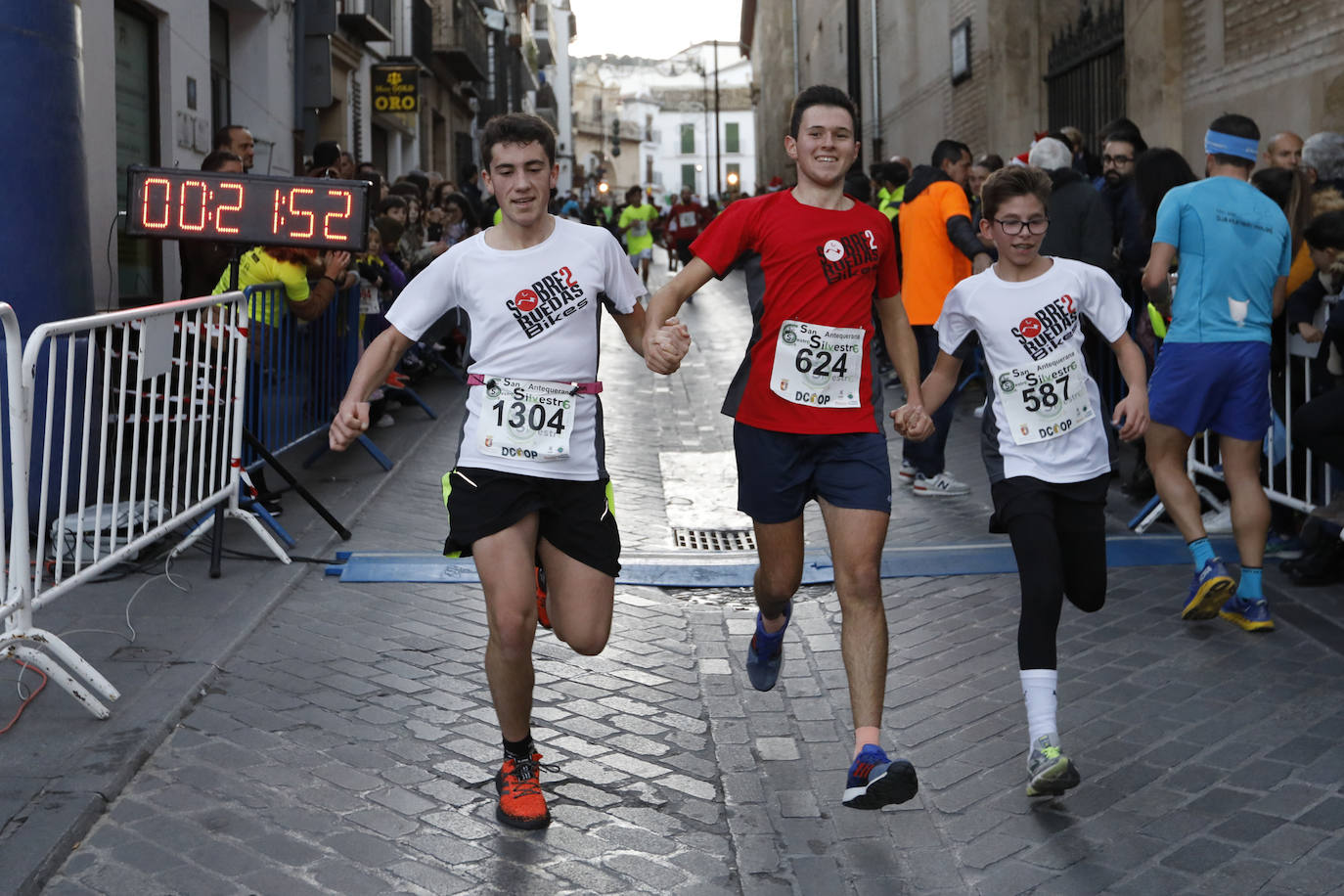 Disfrazados y en familia o con amigos, las calles se llenaron instantes antes de las campanadas de Canal Sur