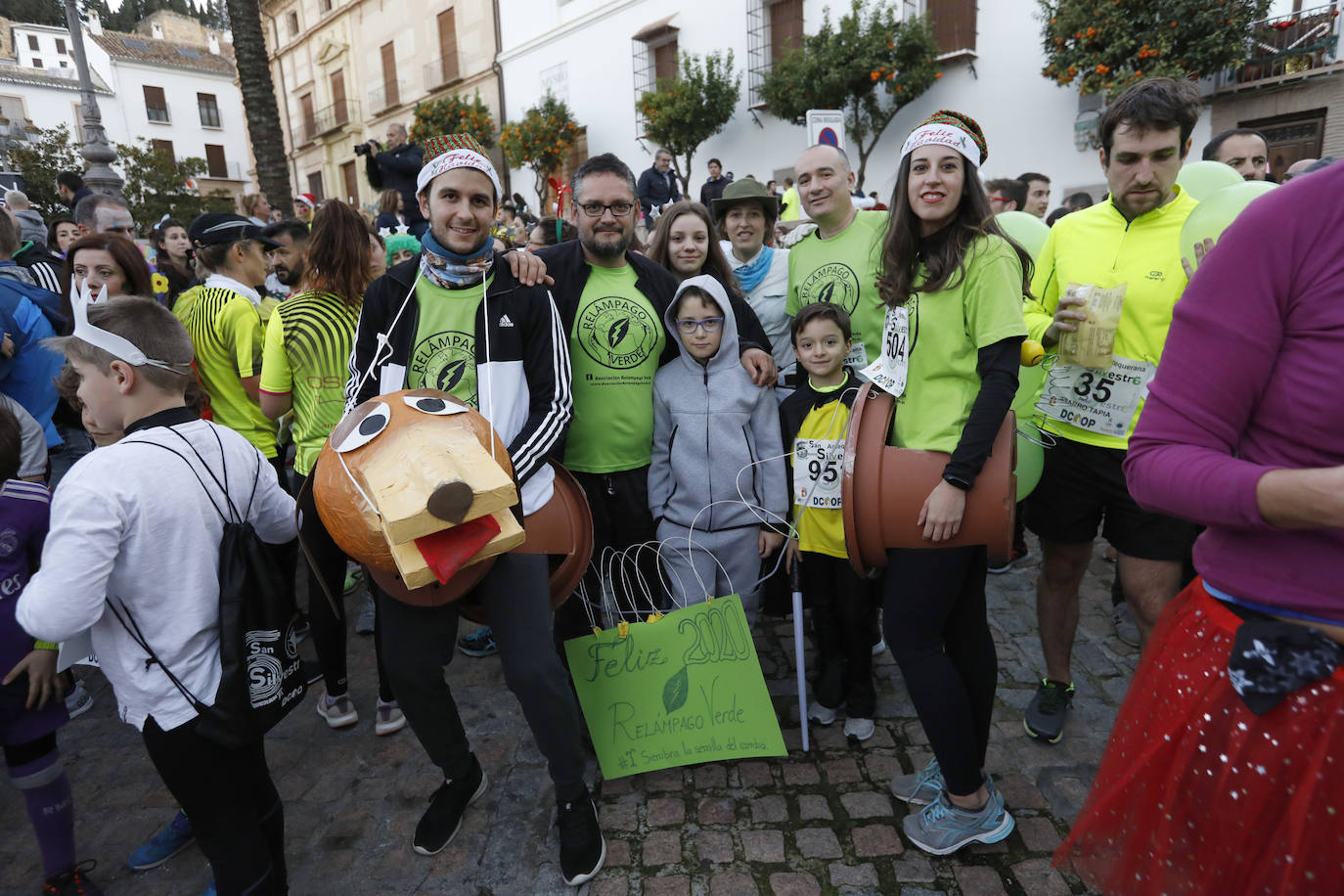 Disfrazados y en familia o con amigos, las calles se llenaron instantes antes de las campanadas de Canal Sur