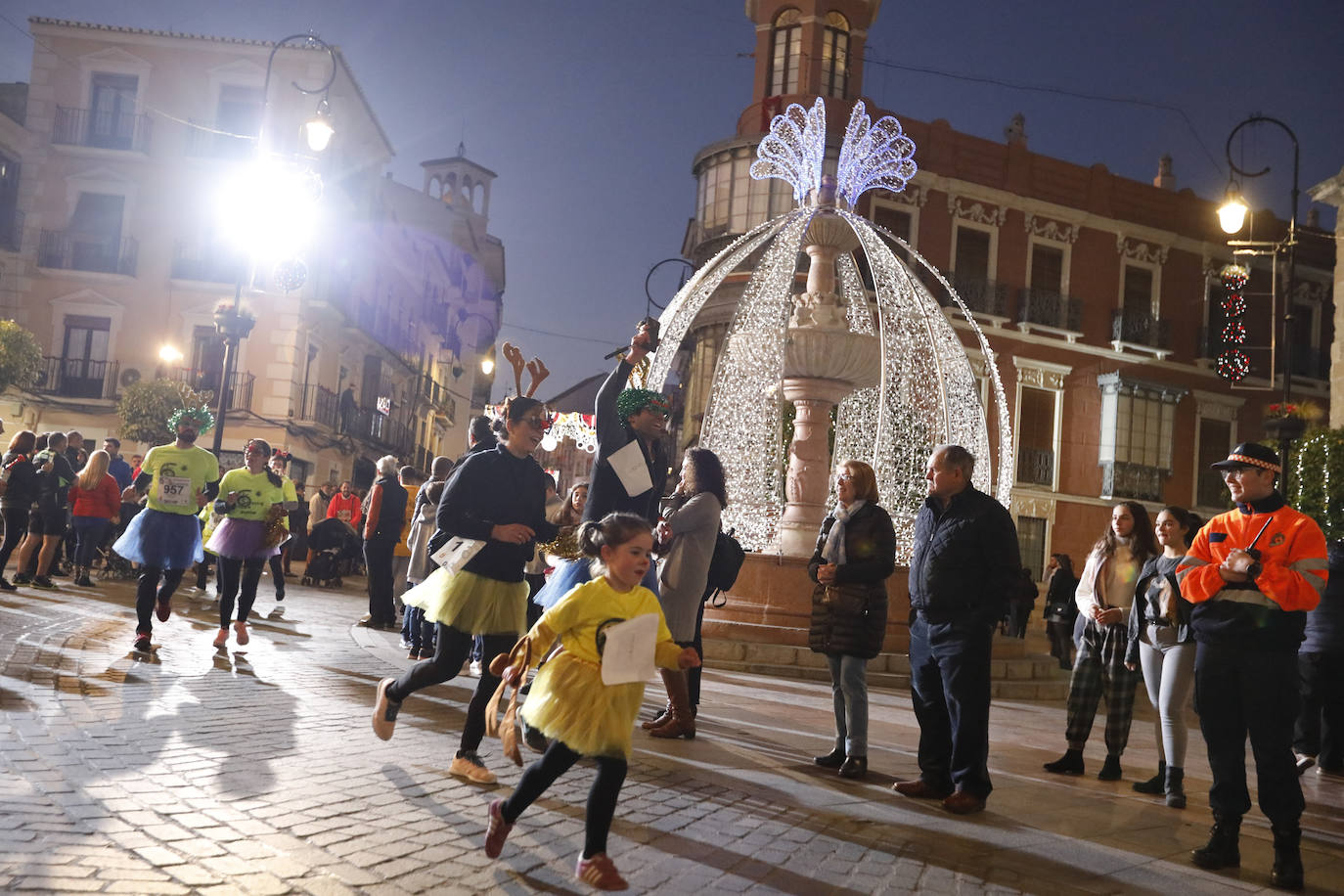 Disfrazados y en familia o con amigos, las calles se llenaron instantes antes de las campanadas de Canal Sur