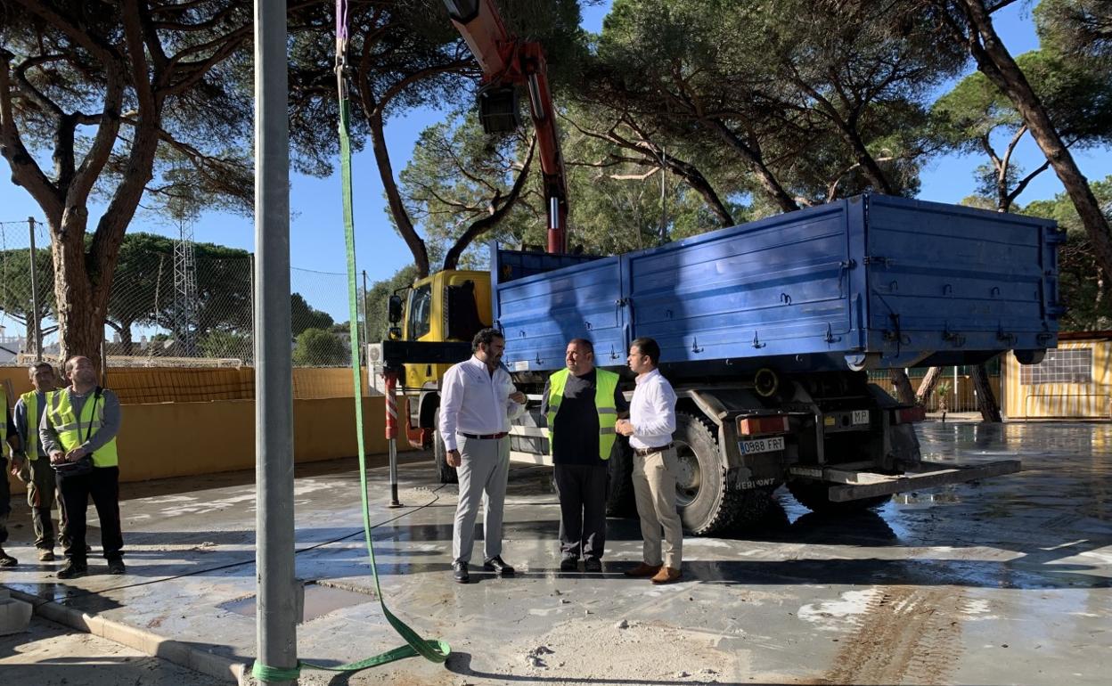 Los concejales de Deportes y Obras visitan el complejo deportivo donde se acometen las obras.