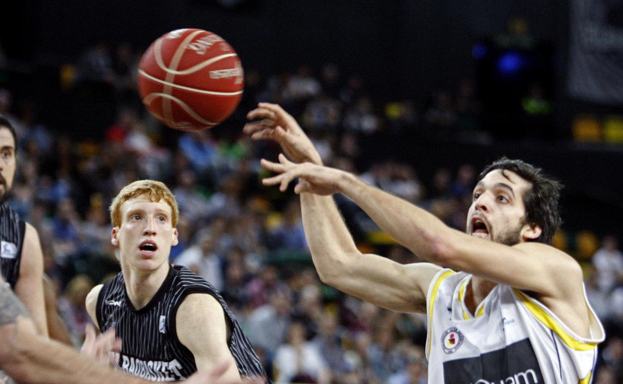 Díaz, con la camiseta del Bilbao, y Pozas, con la del Valladolid, cuando los dos dejaron el Clínicas Rincón. 