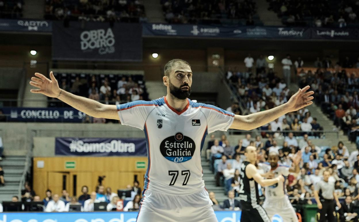 Vasileiadis, en un partido de esta temporada antes de lesionarse. 