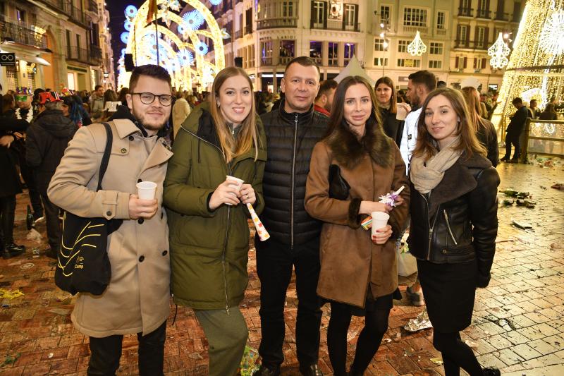 Malagueños y visitantes tomaron las uvas en la plaza de la Constitución y llenaron calles y plazas para recibir 2020