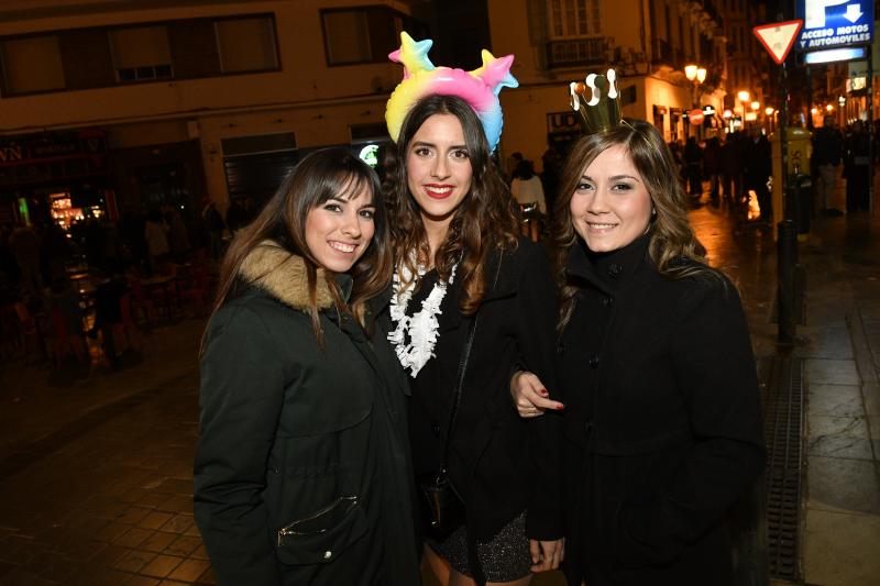 Malagueños y visitantes tomaron las uvas en la plaza de la Constitución y llenaron calles y plazas para recibir 2020