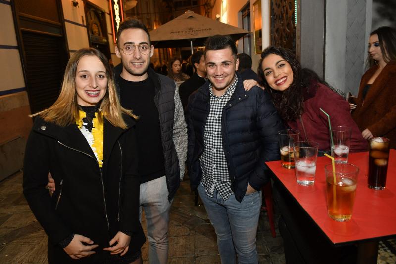 Malagueños y visitantes tomaron las uvas en la plaza de la Constitución y llenaron calles y plazas para recibir 2020