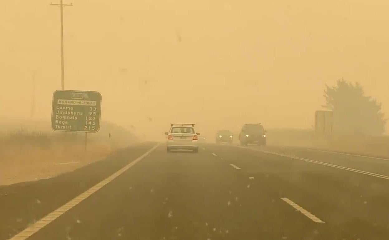 El humo dificulta el tránsito de los ciudadanos que huyen por carretera de los incendios en Australia.