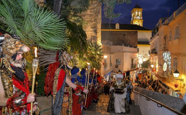 La Guardia Real custodia el camino de subida al Castillo de Marbella. 