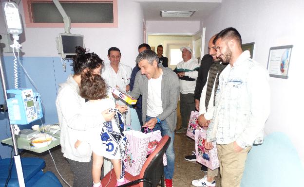 La expedición marbellí entregando algunos de los regalos preparados por el club. 