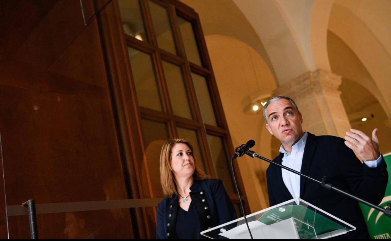 Elías Bendodo, junto a delegada de Fomento, Carmen Casero, en el Museo de la Aduana. 