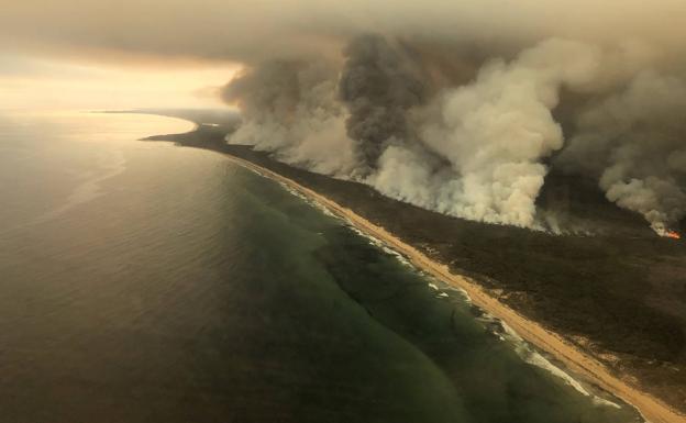 Las llamas llegan hasta el mar en las costas de Australia.