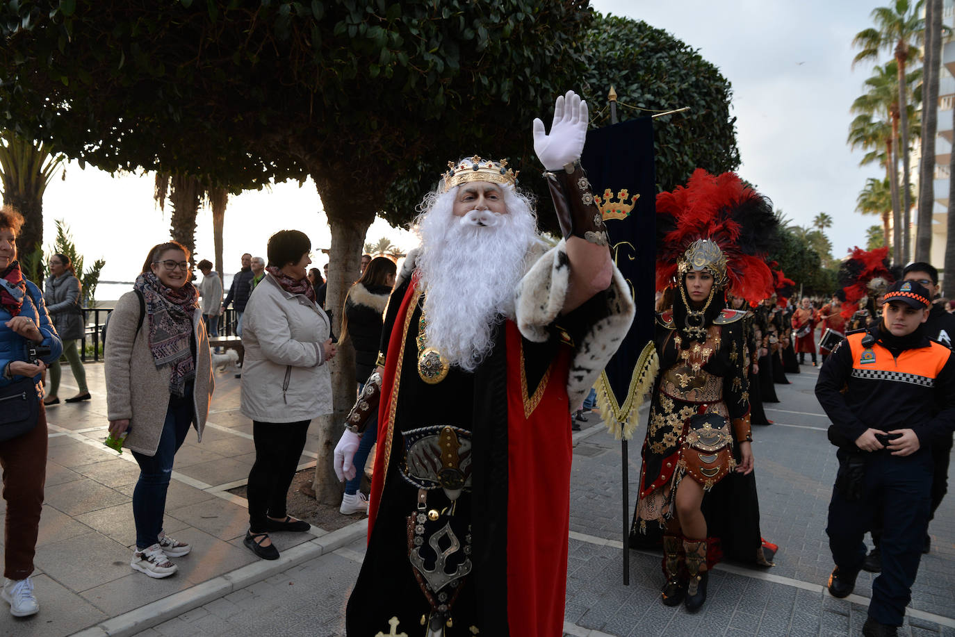 Los Reyes recorrieron a pie las calles del centro de Marbella.