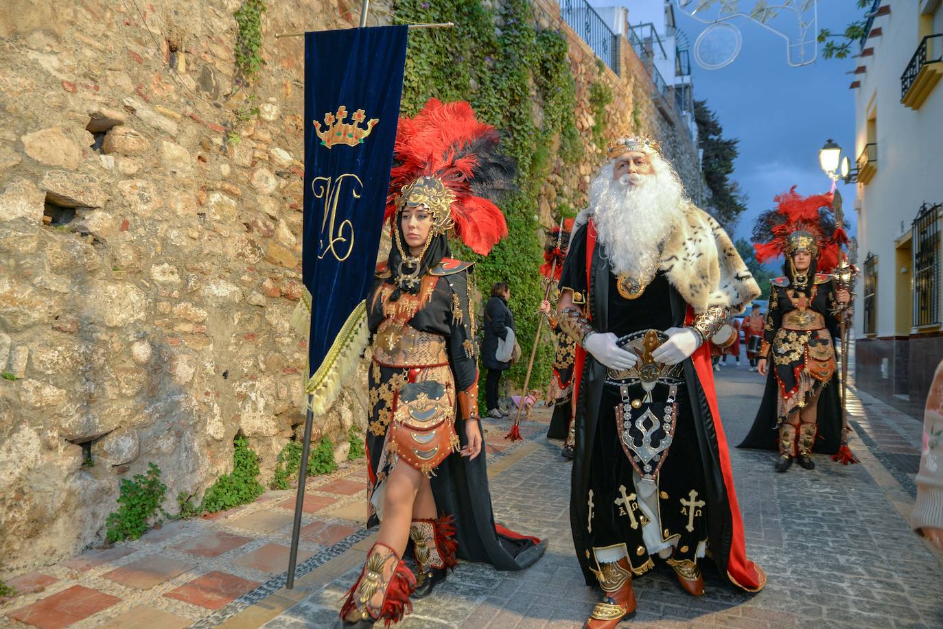 Los Reyes recorrieron a pie las calles del centro de Marbella.