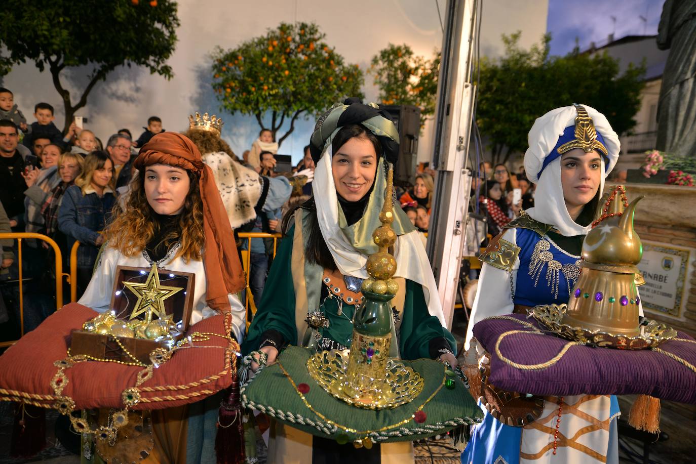 Los Reyes recorrieron a pie las calles del centro de Marbella.