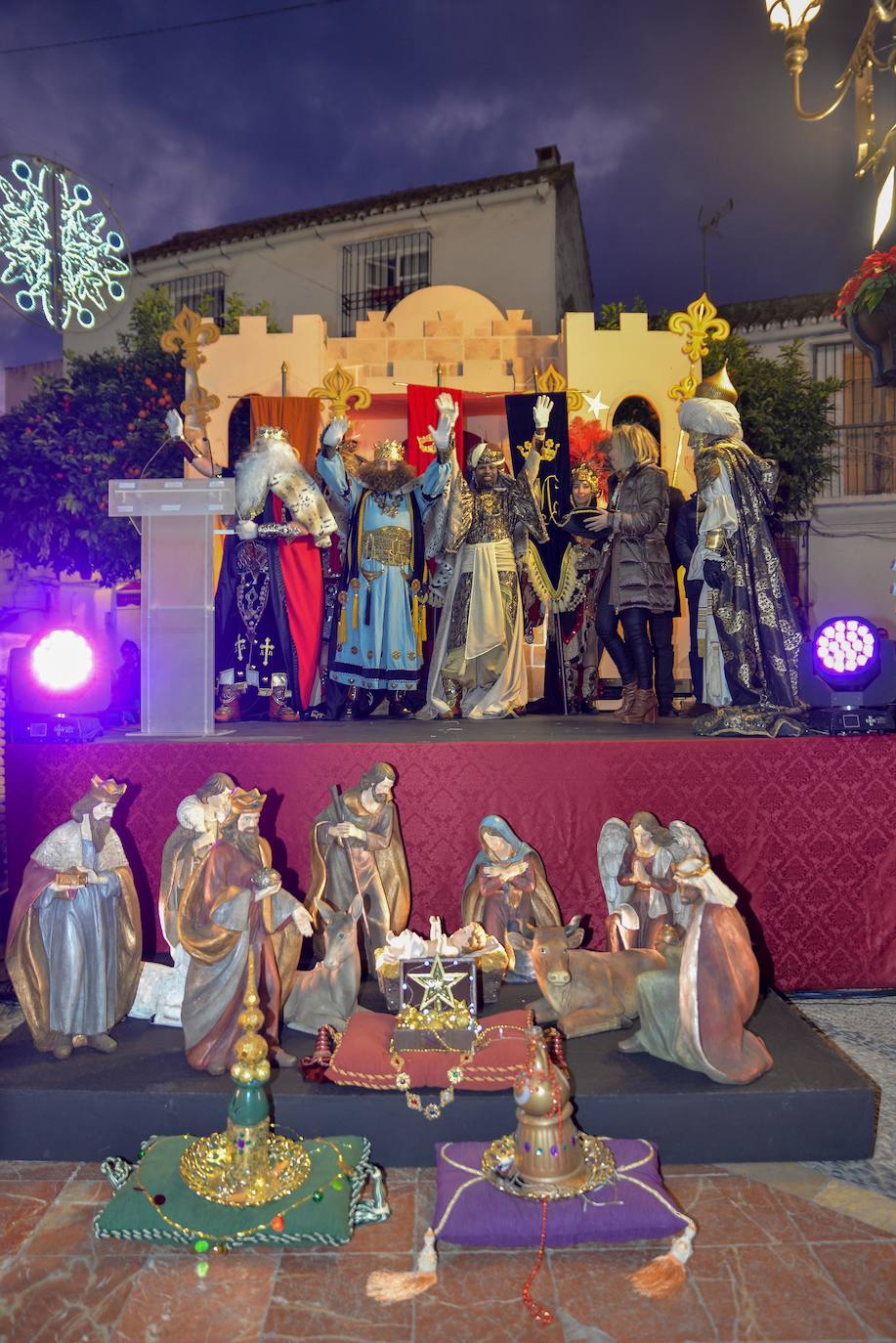 Los Reyes recorrieron a pie las calles del centro de Marbella.